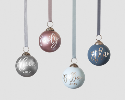 Julgranskulor i glas med namn