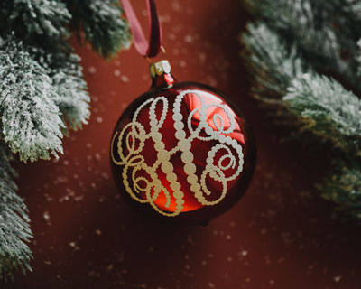Röd Julgranskula med monogram